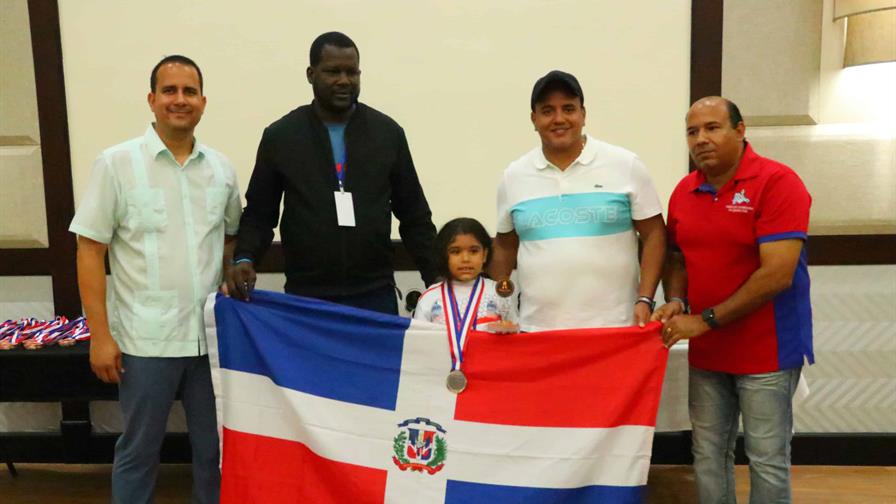 Esther Ramírez de 8 años gana oro y plata en el III Centroamericano de Ajedrez Escolar Esther Ramírez de 8 años gana oro y plata en el III Centroamericano de Ajedrez Escolar