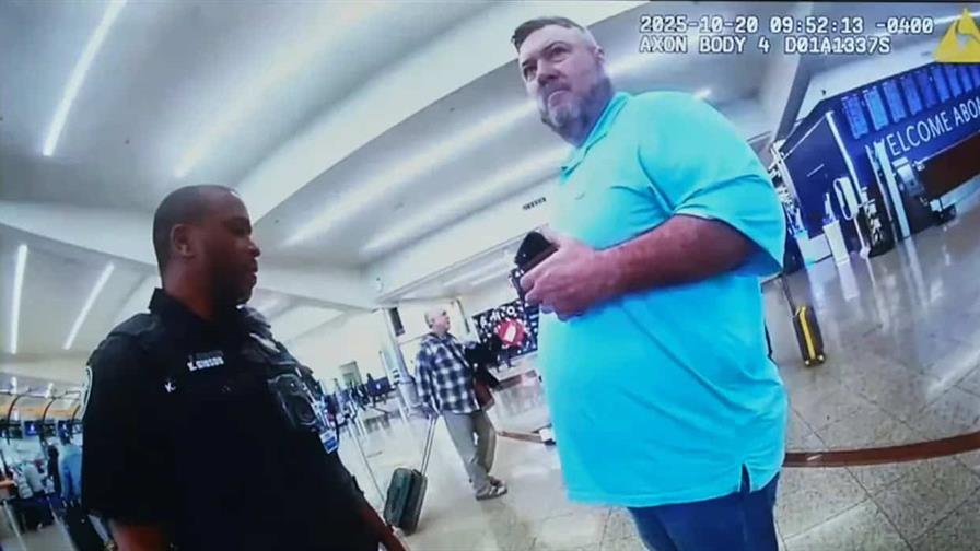 EE. UU. presenta cargos contra acusado de amenazar con disparar en aeropuerto de Atlanta EE. UU. presenta cargos contra acusado de amenazar con disparar en aeropuerto de Atlanta
