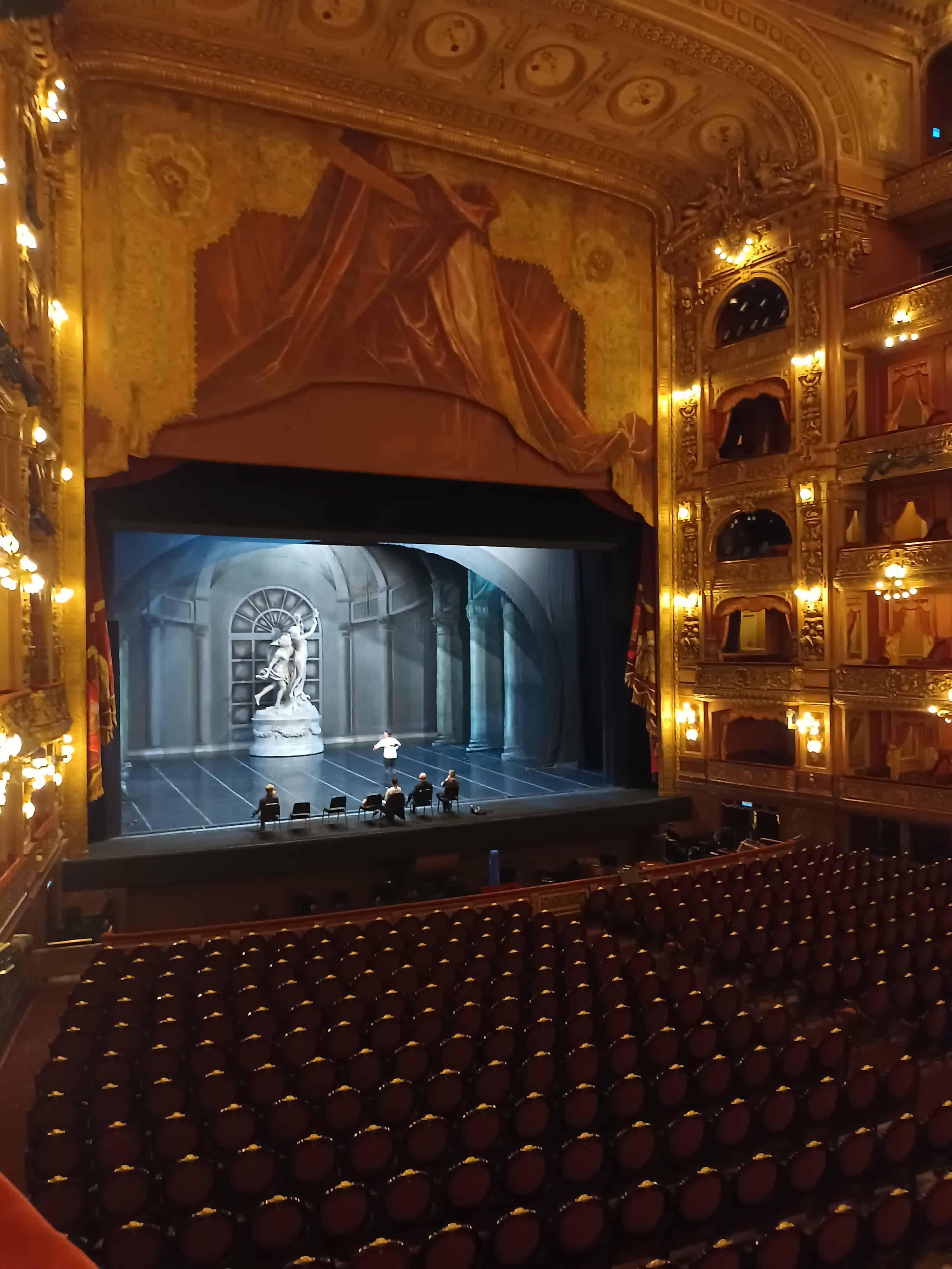 Ensayo de una obra en el imponente Teatro Colón, una edificación al más puro estilo europeo y emblema de la cultura teatral de la ciudad.