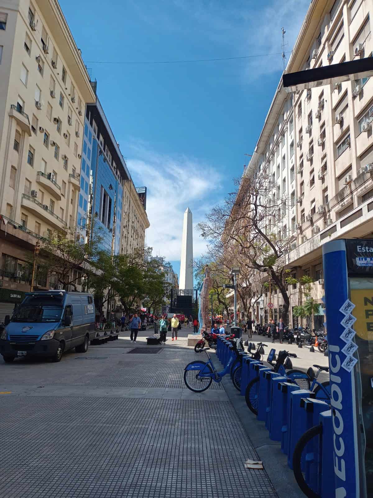 El obelisco de Buenos Aires que representa el centro lleno de actividad de la ciudad.