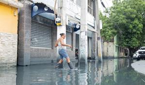 La última vez perdí cama, comedor, todo: barrios vulnerables en alerta ante lluvias de Melissa