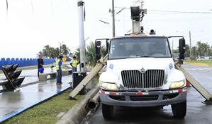 Las autoridades trabajan en restablecer sem&aacute;foro colapsado en la avenida 30 de Mayo