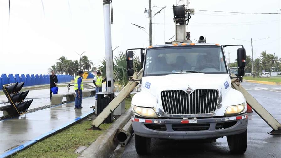 Las autoridades trabajan en restablecer semáforo colapsado en la avenida 30 de Mayo Las autoridades trabajan en restablecer semáforo colapsado en la avenida 30 de Mayo