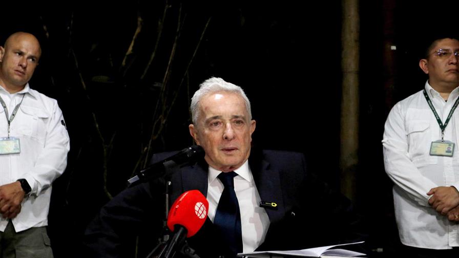 Álvaro Uribe celebra su absolución y afirma que la justicia está por encima de la política Álvaro Uribe celebra su absolución y afirma que la justicia está por encima de la política