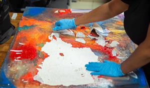 Decomisan pinturas impregnadas de cocaína que serían enviadas a Australia