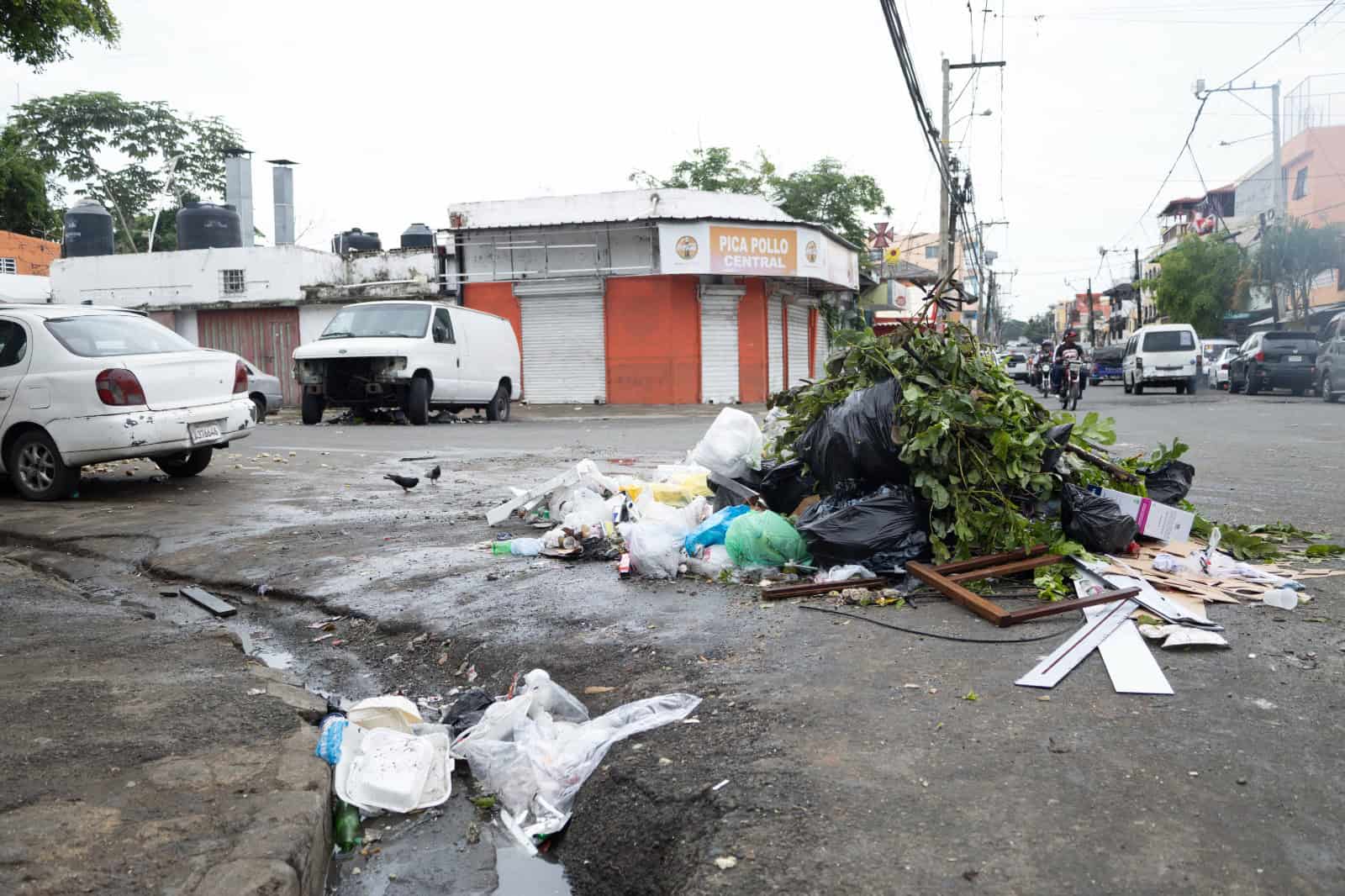 Residuos sin recoger en Villa Agricola puede afectar los desagües.