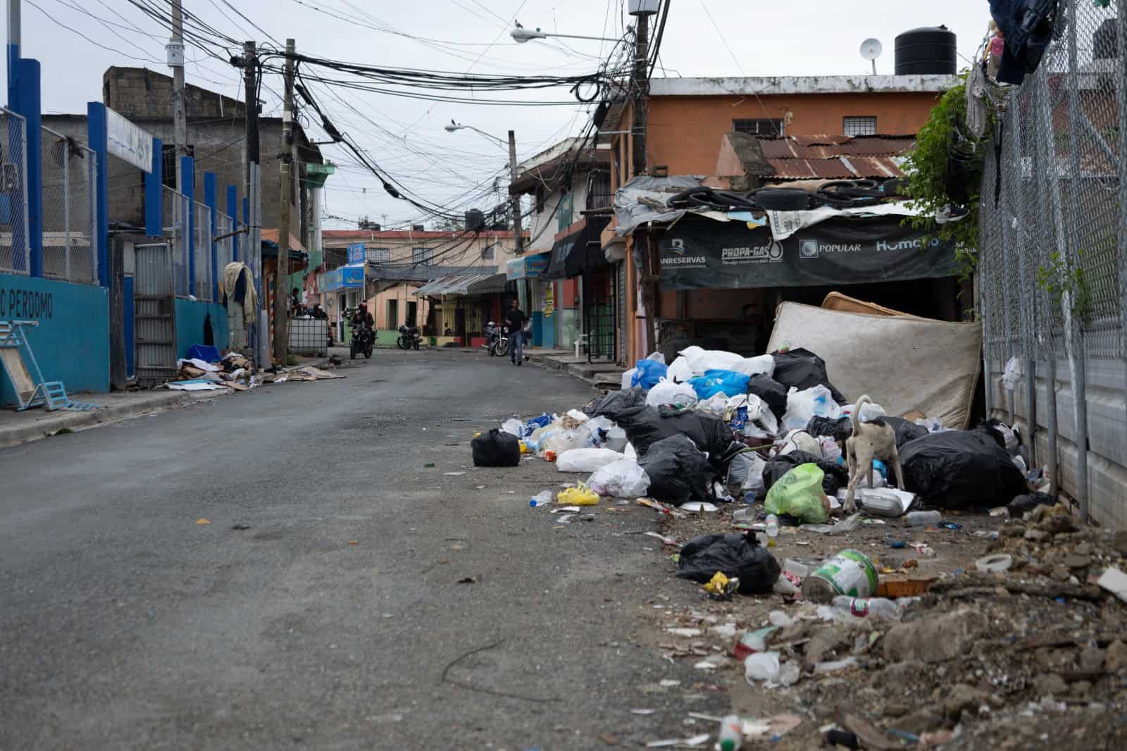 Residuos sin recoger en Los Guandules, puede afectar los desagües.