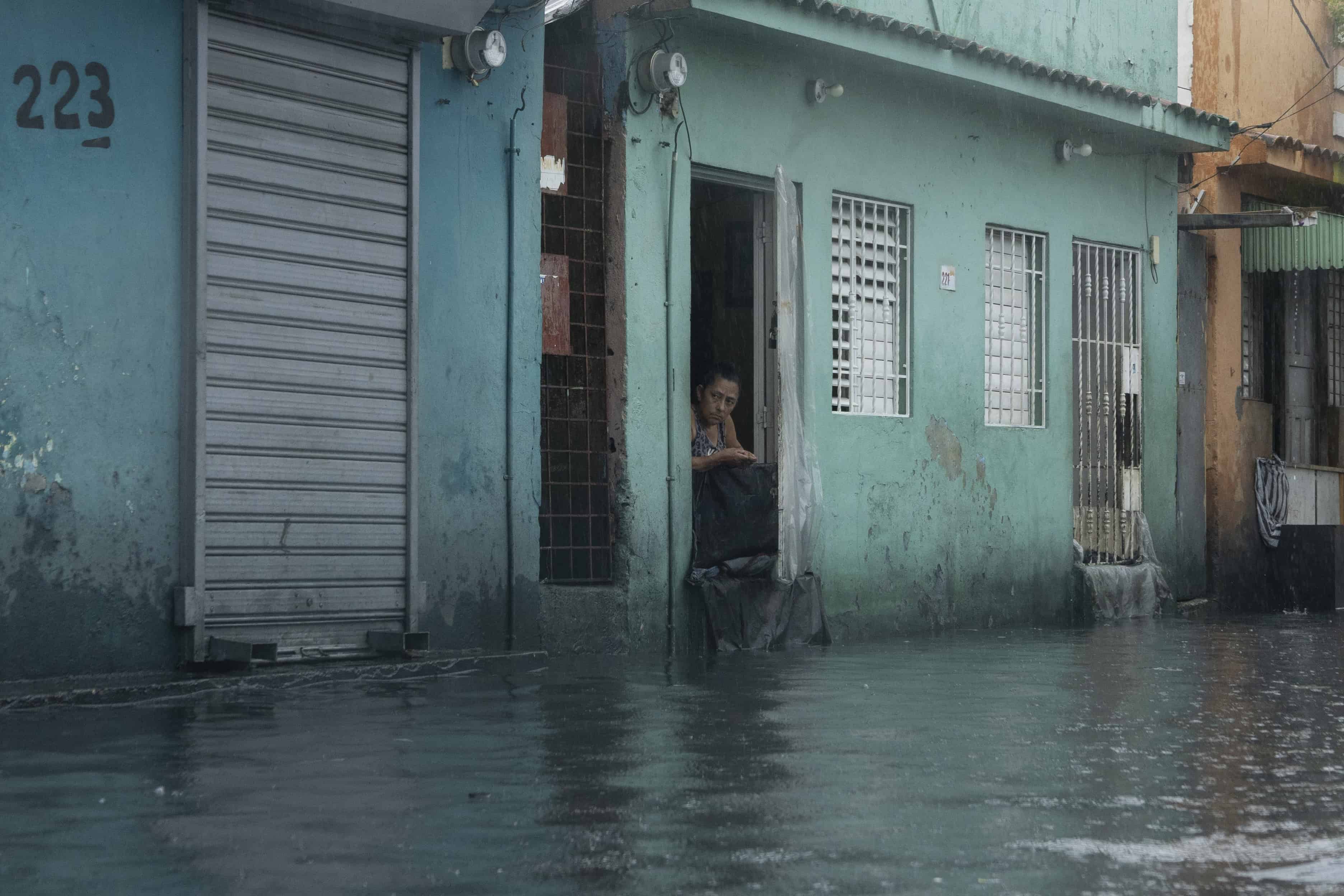 "Antes llovía y el agua bajaba rápido, pero ahora no baja sola. El desagüe no sirve", lamentó Liliana Reyes, una residente con más de dos décadas viviendo en la zona.<br><br>