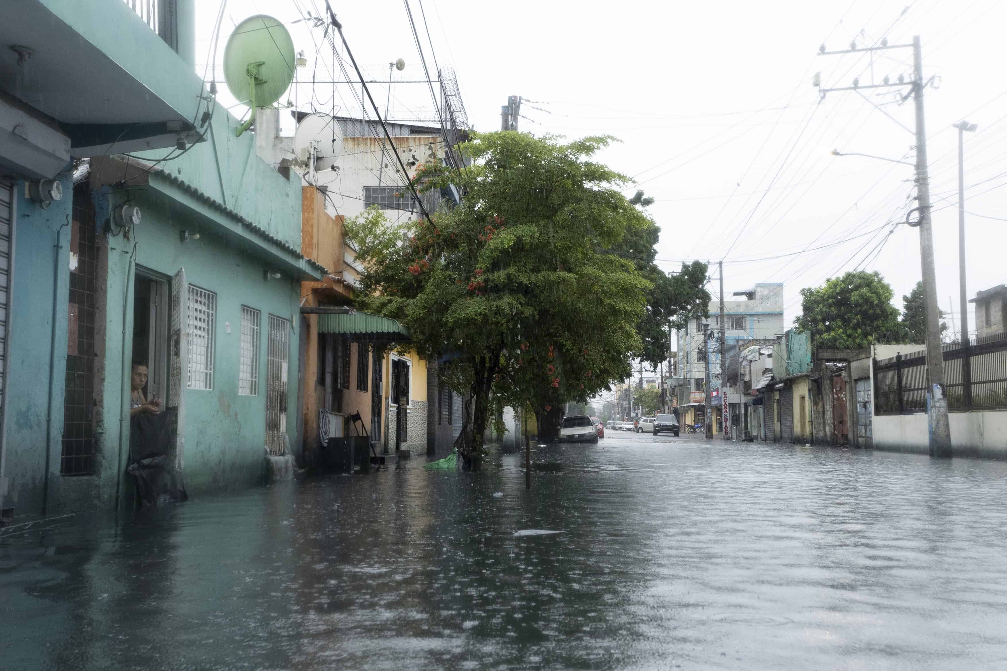 "Antes llovía y el agua bajaba rápido, pero ahora no baja sola. El desagüe no sirve", lamentó Liliana Reyes, una residente con más de dos décadas viviendo en la zona.<br><br>