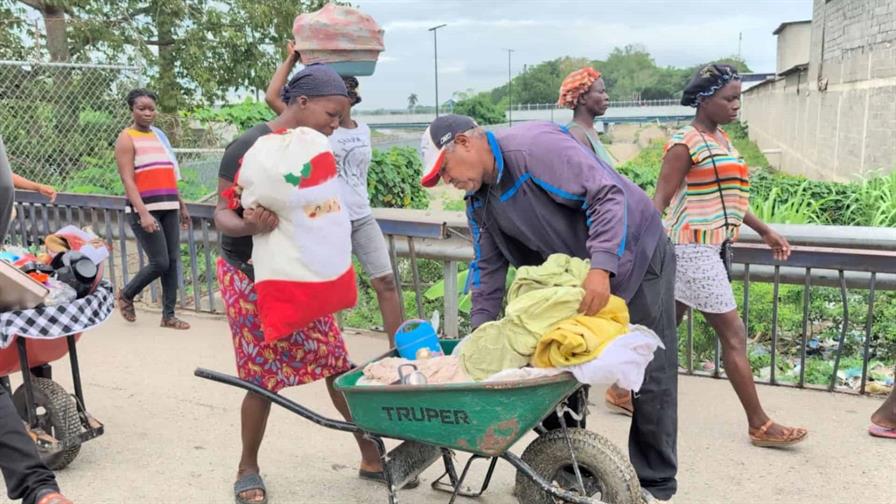 Autoridades dominicanas aplican vigilancia sanitaria en paso fronterizo por brote de cólera en Haití Autoridades dominicanas aplican vigilancia sanitaria en paso fronterizo por brote de cólera en Haití