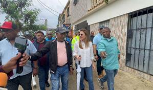 Carolina  Mejía recorre La Ciénaga y Villa Juana por la tormenta Melissa