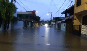 Se inundan decenas de viviendas en Los Trinitarios, Santo Domingo Este