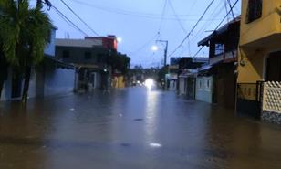 Se inundan decenas de viviendas en Los Trinitarios, Santo Domingo Este