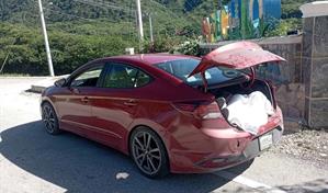 Detienen a dos hombres que transportaban haitianos indocumentados en el baúl de un carro en San Juan