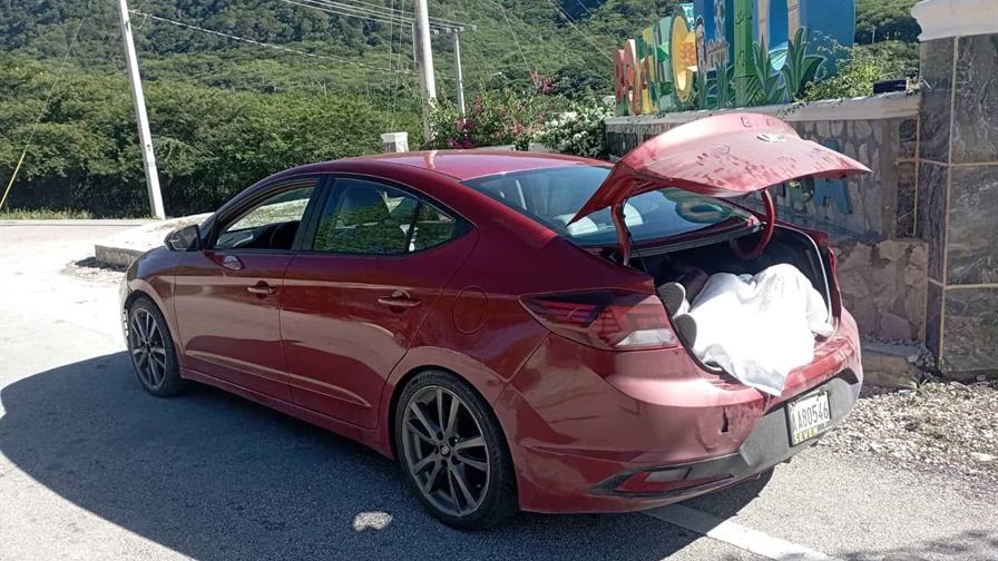 Detienen a dos hombres que transportaban haitianos indocumentados en el baúl de un carro en San Juan Detienen a dos hombres que transportaban haitianos indocumentados en el baúl de un carro en San Juan