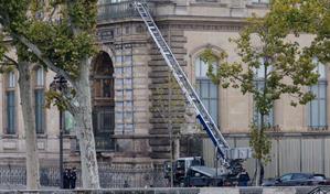 Fabricante alemán de montacargas usado por ladrones del Louvre hace publicidad con el robo