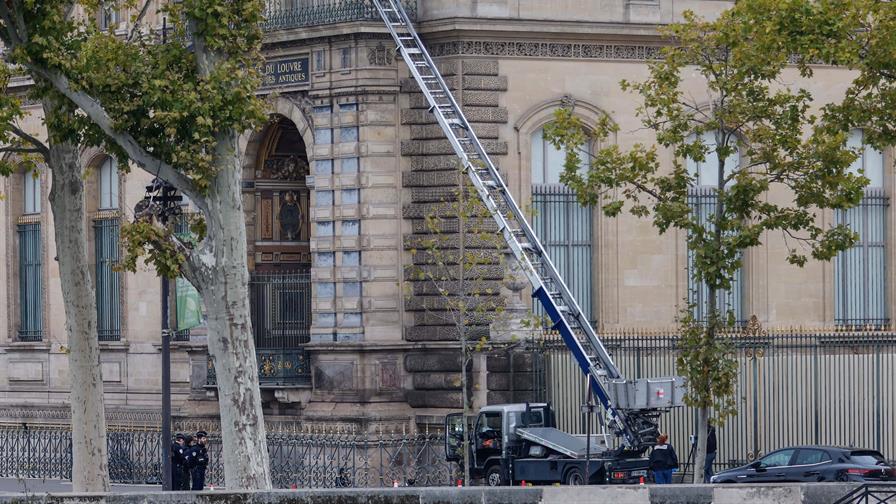 Fabricante alemán de montacargas usado por ladrones del Louvre hace publicidad con el robo