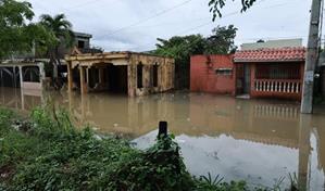 Varias casas inundadas por la crecida de una cañada en la comunidad Hato Nuevo