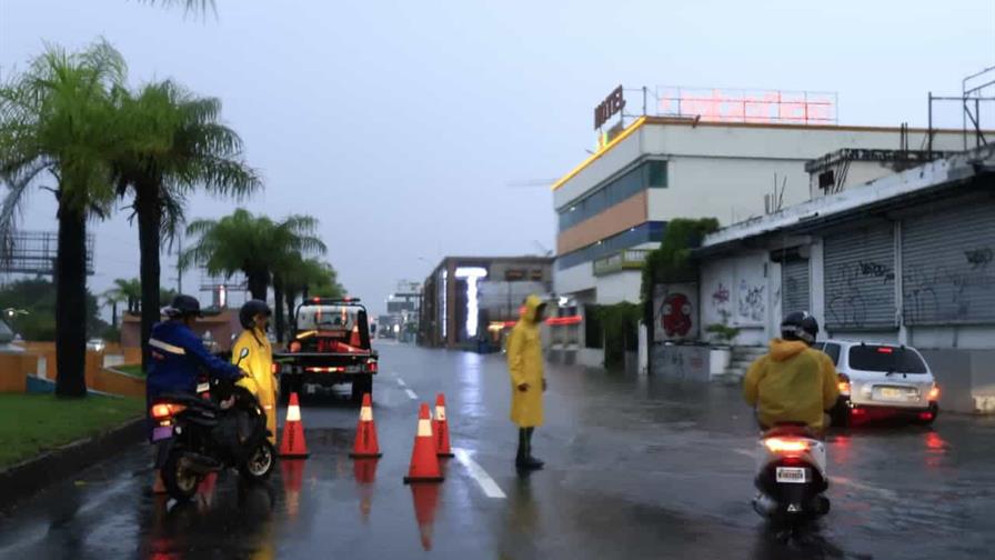 Digesett desvía el tránsito en Las Américas ante la inundación en la vía Digesett desvía el tránsito en Las Américas ante la inundación en la vía