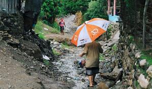Lluvias suaves, repartición de fundas y fiesta en colmados: el ambiente en Ocoa con la tormenta