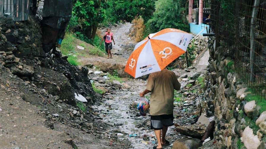 Lluvias suaves, repartición de fundas y fiesta en colmados: el ambiente en Ocoa con la tormenta