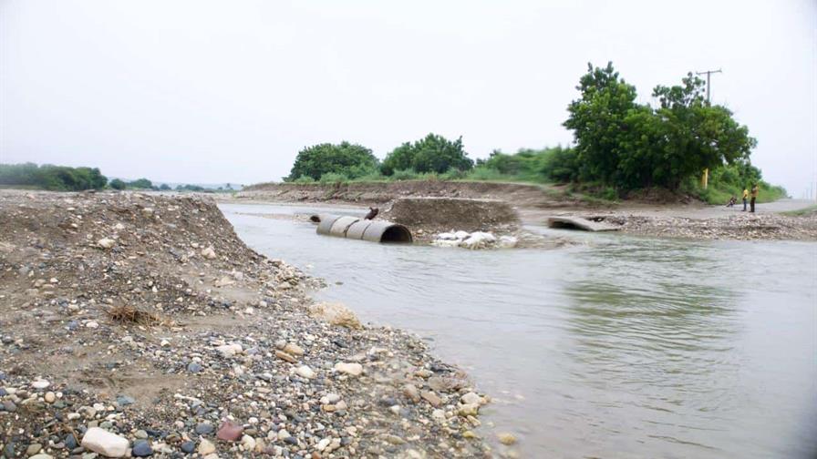 Se derrumba paso provisional entre las comunidades Proyecto 2C y Ganadería en Azua