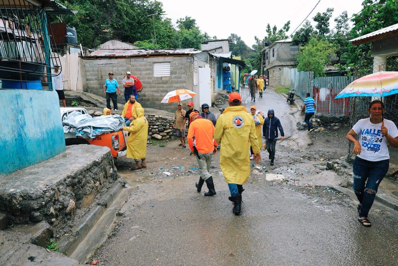 Defensa Civil trabaja en barrio Las Cabritas de San José de Ocoa.
