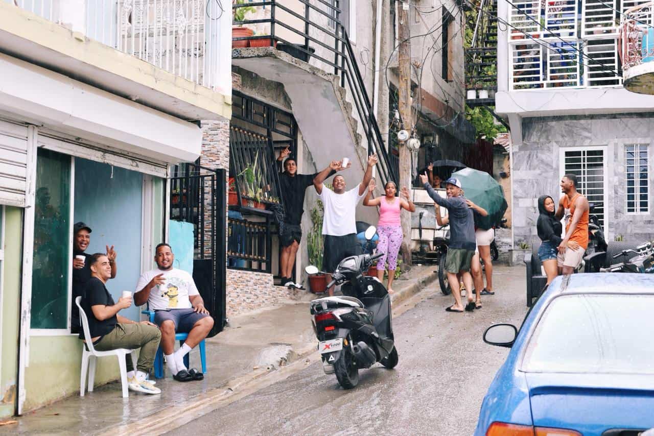 Residentes del barrio Las Cabritas en San José de Ocoa.