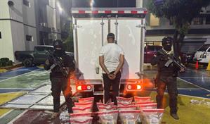 La DNCD decomisa 85 paquetes de droga escondidos en el techo de un camión