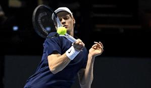 Jannik Sinner accede a semifinales en Viena; Alexander Zverev avanza sin jugar