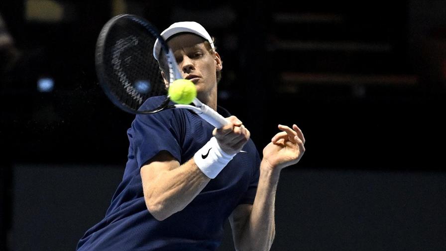 Jannik Sinner accede a semifinales en Viena; Alexander Zverev avanza sin jugar