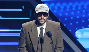 Bad Bunny recibe de Rita Moreno el Billboard al artista latino del siglo XXI