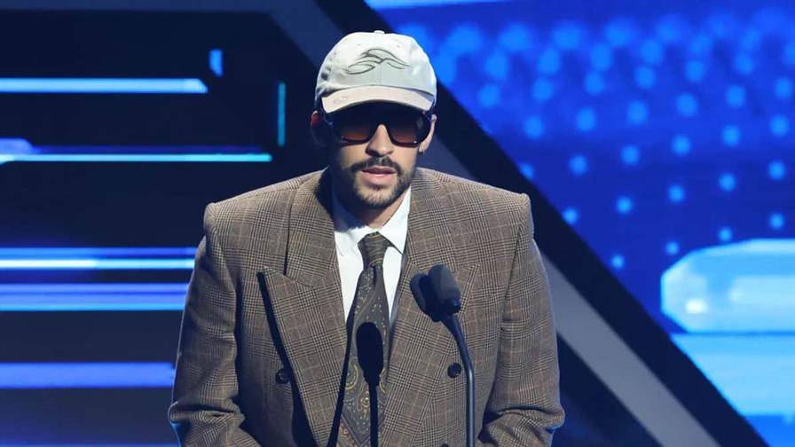 Bad Bunny recibe de Rita Moreno el Billboard al artista latino del siglo XXI Bad Bunny recibe de Rita Moreno el Billboard al artista latino del siglo XXI