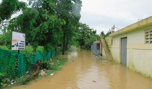Residentes de Juan Guzmán reclaman construcción de drenaje tras inundaciones provocadas por Melissa