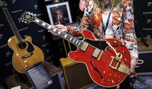 La guitarra de la ruptura de Oasis se vendió en Londres por 386,000 dólares