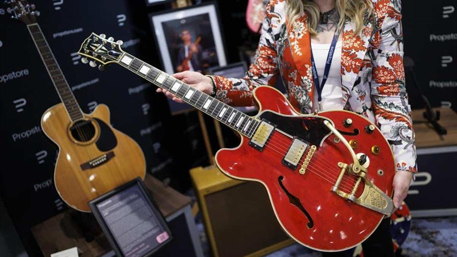 La guitarra de la ruptura de Oasis se vendió en Londres por 386,000 dólares