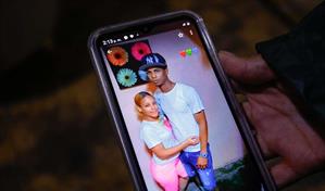 Mamá, mami: niños fueron hallados tratando de levantar el cadáver de su madre tras feminicidio