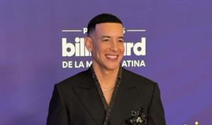 Moda contrastante y multicolor brilla en la alfombra azul de los Latin Billboard 2025