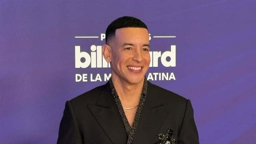 Moda contrastante y multicolor brilla en la alfombra azul de los Latin Billboard 2025 Moda contrastante y multicolor brilla en la alfombra azul de los Latin Billboard 2025