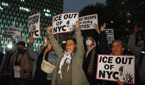 Fuera de aquí: neoyorquinos protestan contra redadas migratorias de ICE