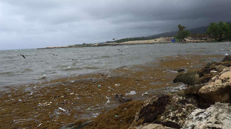 El Centro Nacional de Huracanes advierte sobre lluvias y oleaje por tormenta Melissa