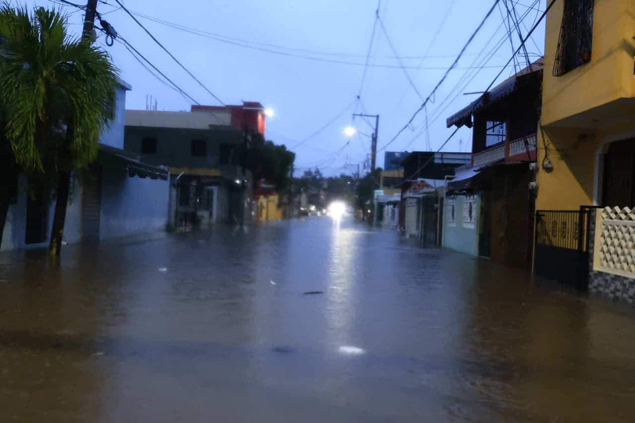 <div><br>Sector Los Trinitarios, Santo Domingo Este, quedó inundado. Sector Los Trinitarios, Santo Domingo Este, quedó inundado.</div>
