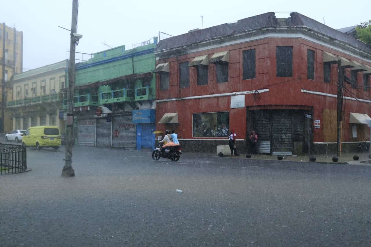 Algunas personas quedaron varadas en la ciudad. 