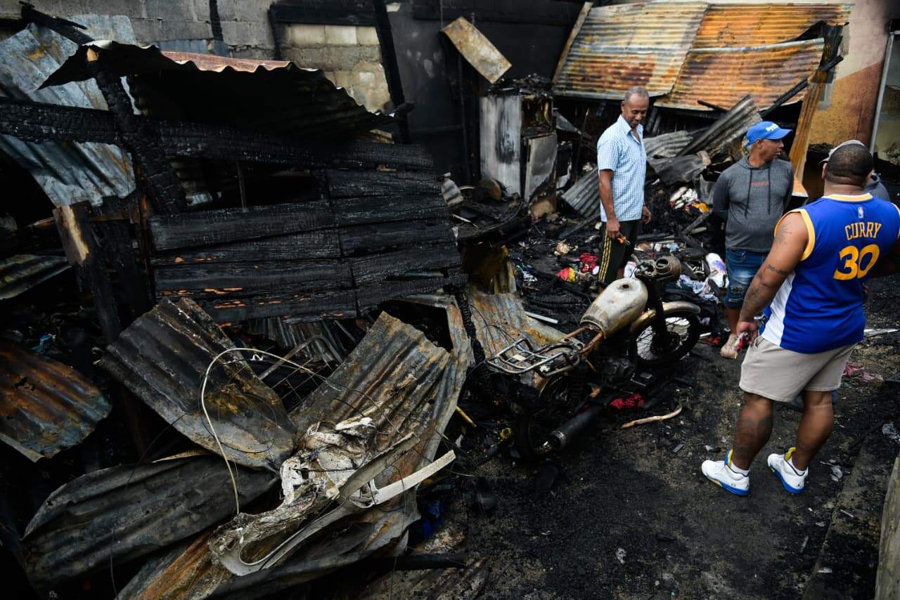 Comunitarios observan las viviendas destruidas tras el incendio.
