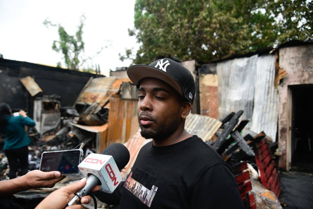 Luis Eduardo Lantigua, otro de los afectados por el incendio, habla con miembros de la prensa.