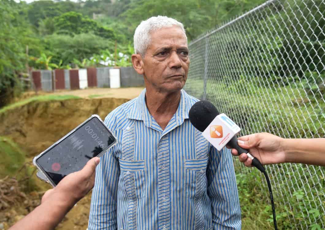 El residente Pedro Rivas habla con miembros de la prensa sobre la situación.