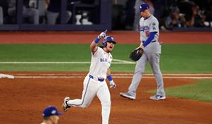Serie Mundial: Grand Slam de Barger y jonrón de Kirk ponen 1-0 a los Azulejos ante los Dodgers