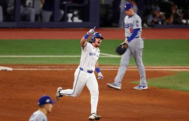 Serie Mundial: Grand Slam de Barger y jonrón de Kirk ponen 1-0 a los Azulejos ante los Dodgers