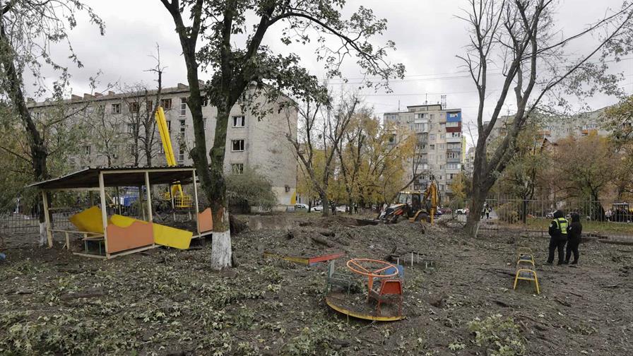 Ucrania intenta recuperar la electricidad y la calefacción tras otra ola de ataques rusos