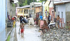 "Se me fue la casa": familias de Baní lo perdieron todo tras el desborde de una cañada